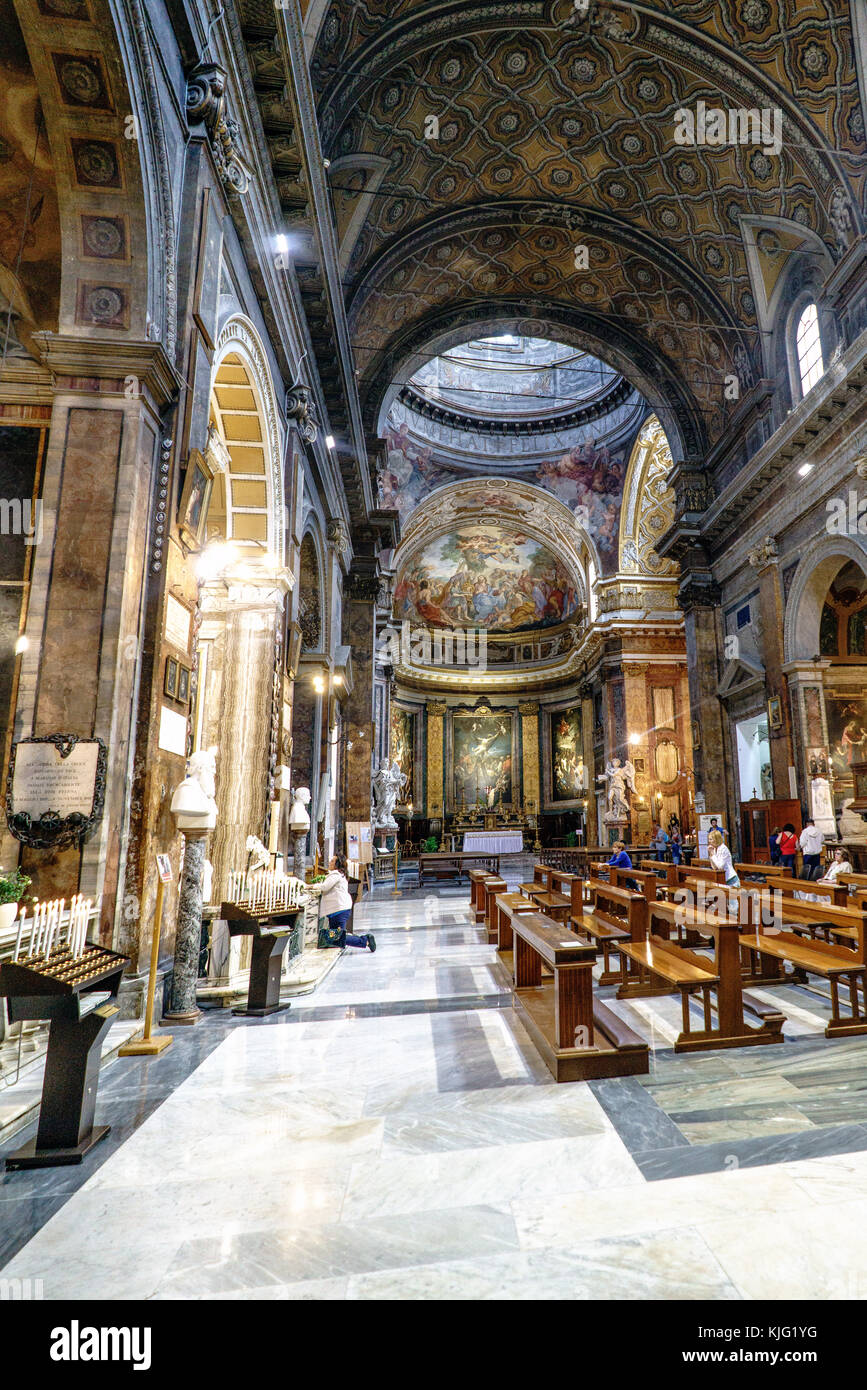 Roma, Lazio, Italia. Mayo 22, 2017: el interior de la iglesia católica denominado "Basilica di Sant'Andrea delle Fratte', también conocido como la romana, con Lourdes Foto de stock