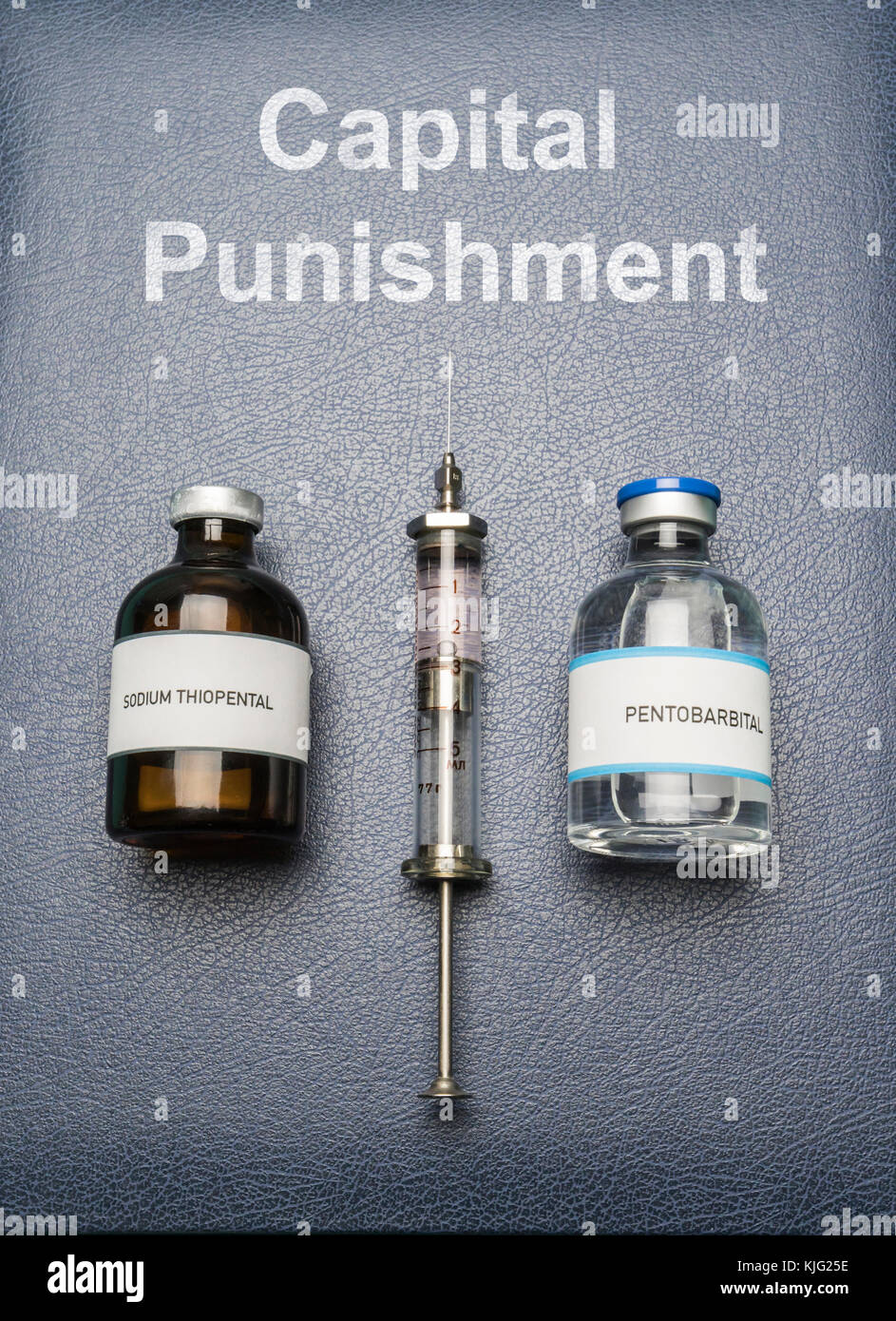 Jeringa vintage y los fármacos utilizados en la inyección letal en un libro de la pena capital, composición digital, imagen conceptual Foto de stock