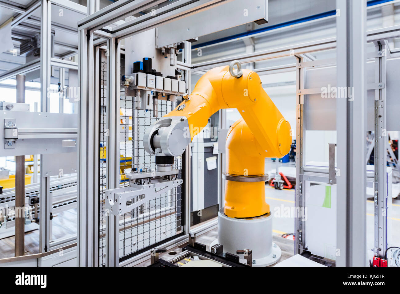 Robot industrial de planta de fabricación en fábrica Foto de stock