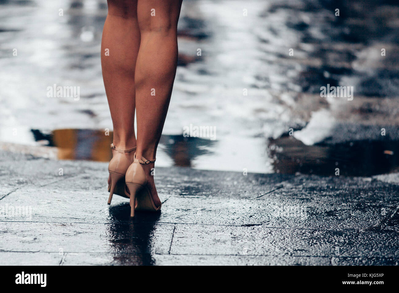 Tacones altos en la lluvia fotografías e imágenes de alta resolución - Alamy