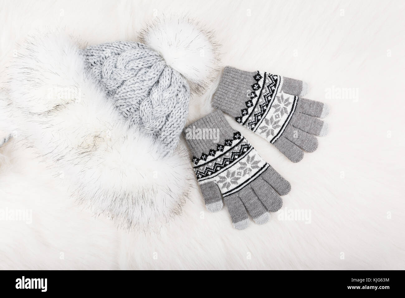 Guantes tejidos de invierno y sombrero de piel en blanco alfombra peluda  Fotografía de stock - Alamy