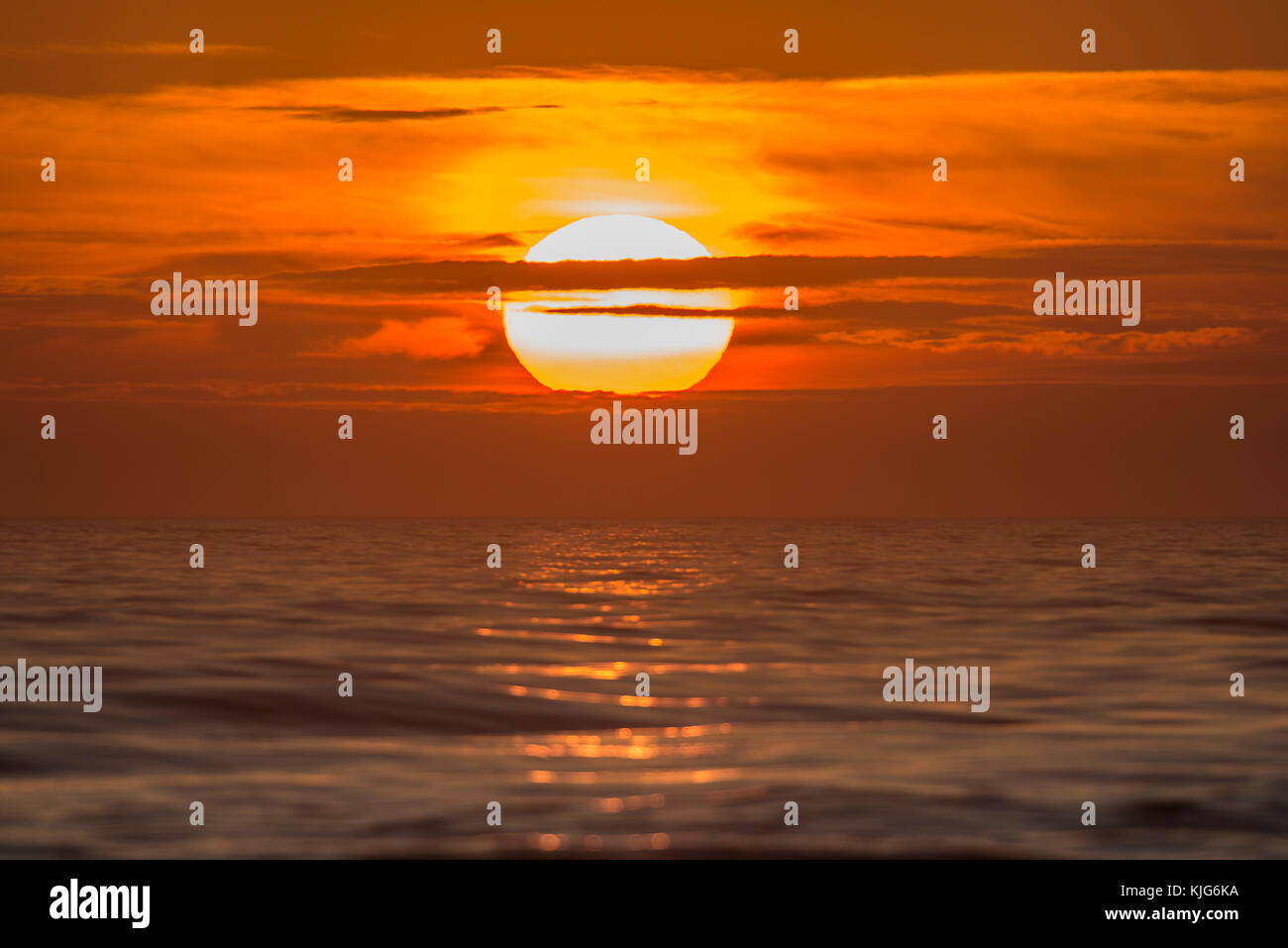 Sonnenuntergang über der Nordsee, Nordseeküste bei Hirtshals, región de Nordjylland, Jütland, Dänemark, Europa Foto de stock