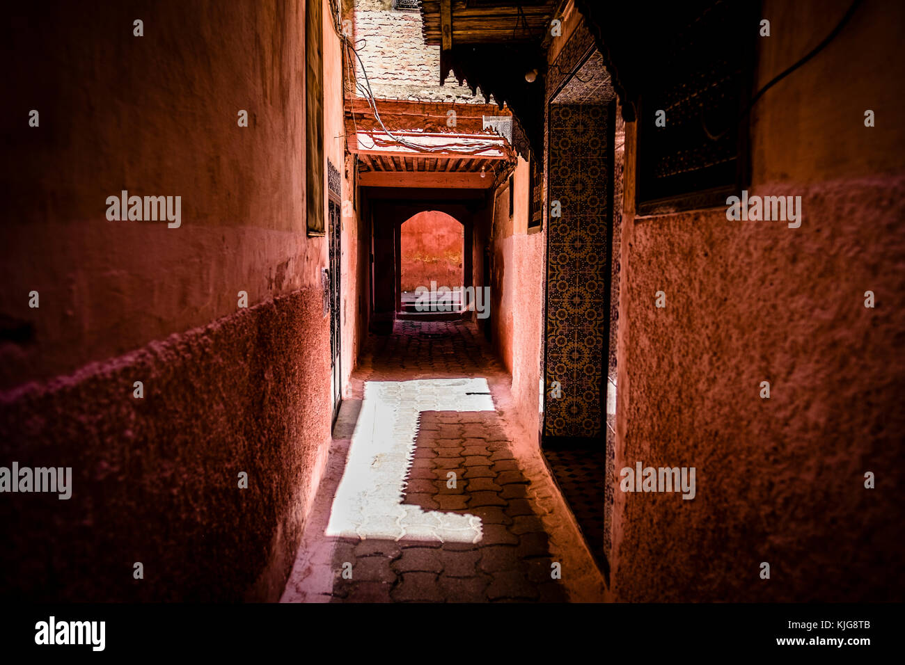 Marruecos, rojo peinted alley en Medina Foto de stock