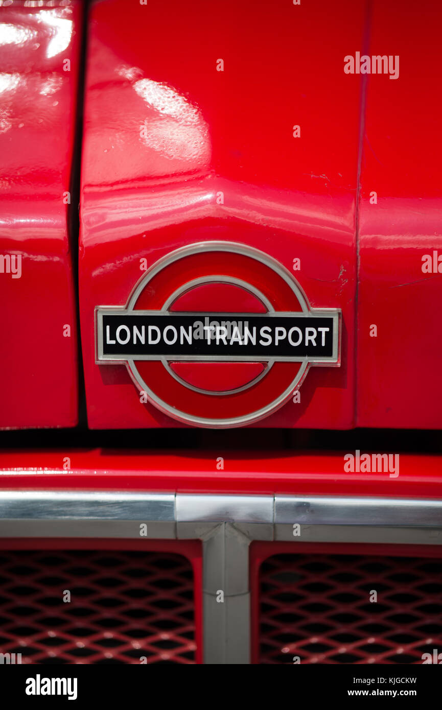 Una insignia de un viejo Londres autobuses Routemaster en exhibición en el centro de Ford en Dunton Centro Técnico. Foto de stock