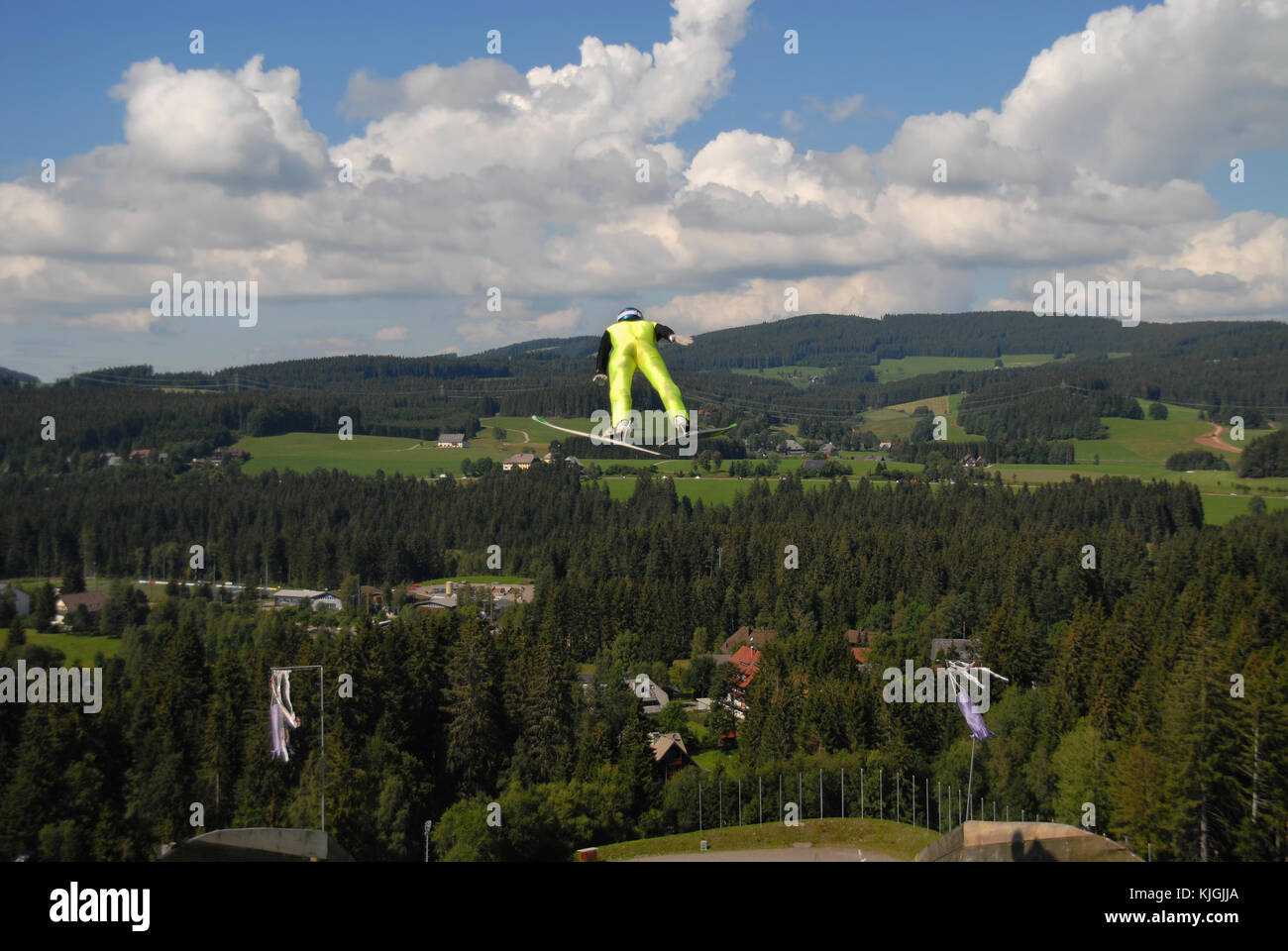 Ski Jump en hinterzarten, Alemania, en el verano visto desde atrás con fondo de montaña Foto de stock