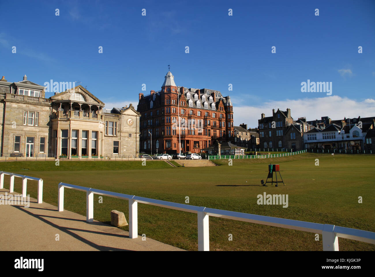 Primer tee en el Old Course de St Andrews, Reino Unido - r&un clubhouse y Hamilton grand Foto de stock