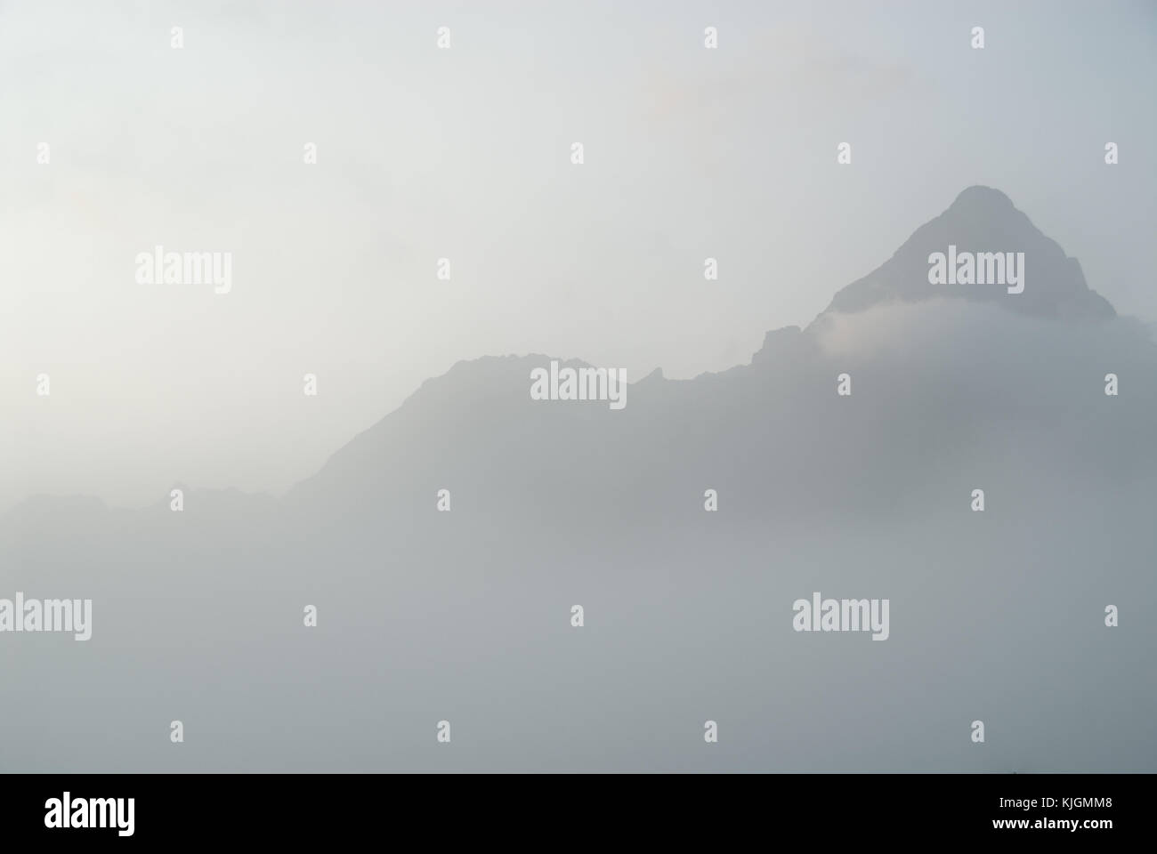 Sonnenspitze en los alpes, en austria, en la niebla matutina Foto de stock