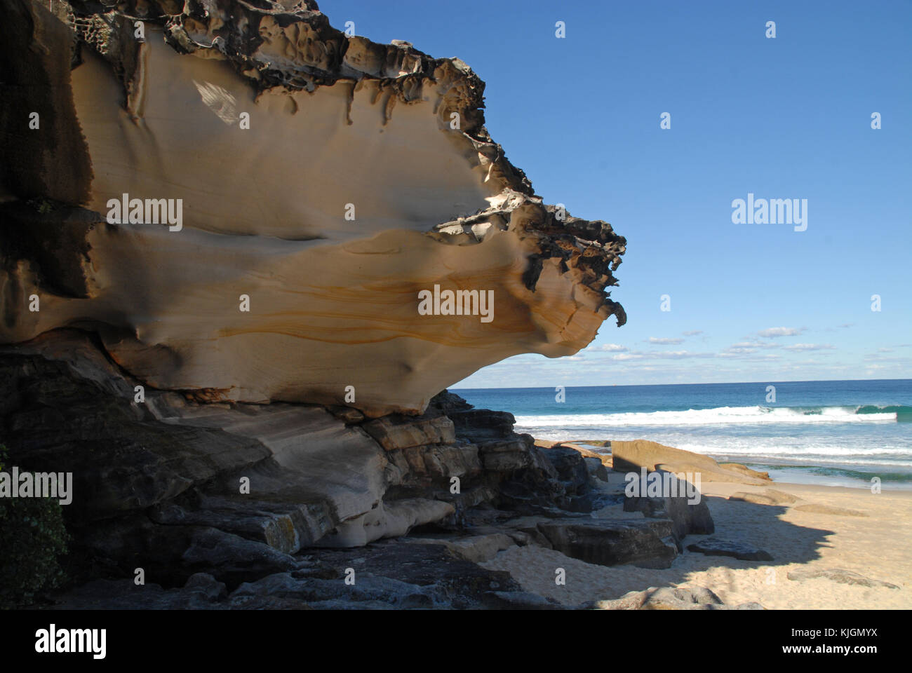 Soportó la cara de la roca en el bondi de Coogee caminata costera, Sydney Foto de stock