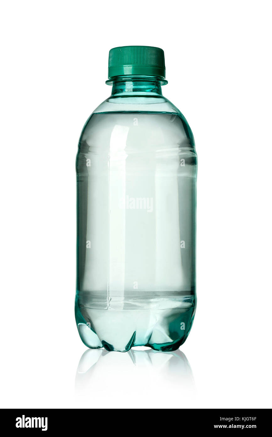 botella pequeña de agua de plástico transparente en el aire con fondo  blanco aislado foto de Stock