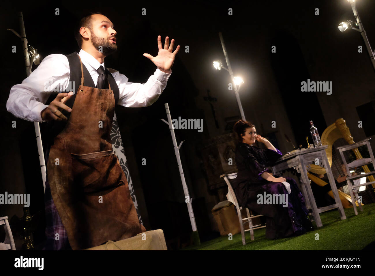 Hay festival de invierno - Noviembre 2017 - Mid Wales opera realizando el oso una ópera con comedia escrita por William walton realizada en la iglesia de Santa María en el heno en Wye - crédito: Steven mayo/alamy live news Foto de stock