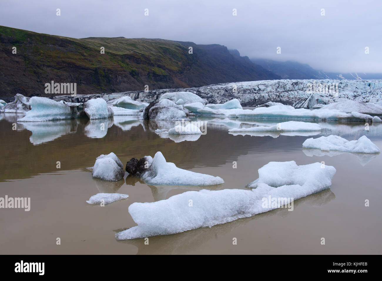 Icebergs en laguna glacial fjallsarlon Foto de stock