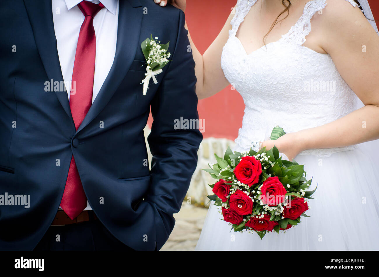 Celebración de la novia y el novio bouquet en traje azul y corbata roja en el día de la boda Foto de stock