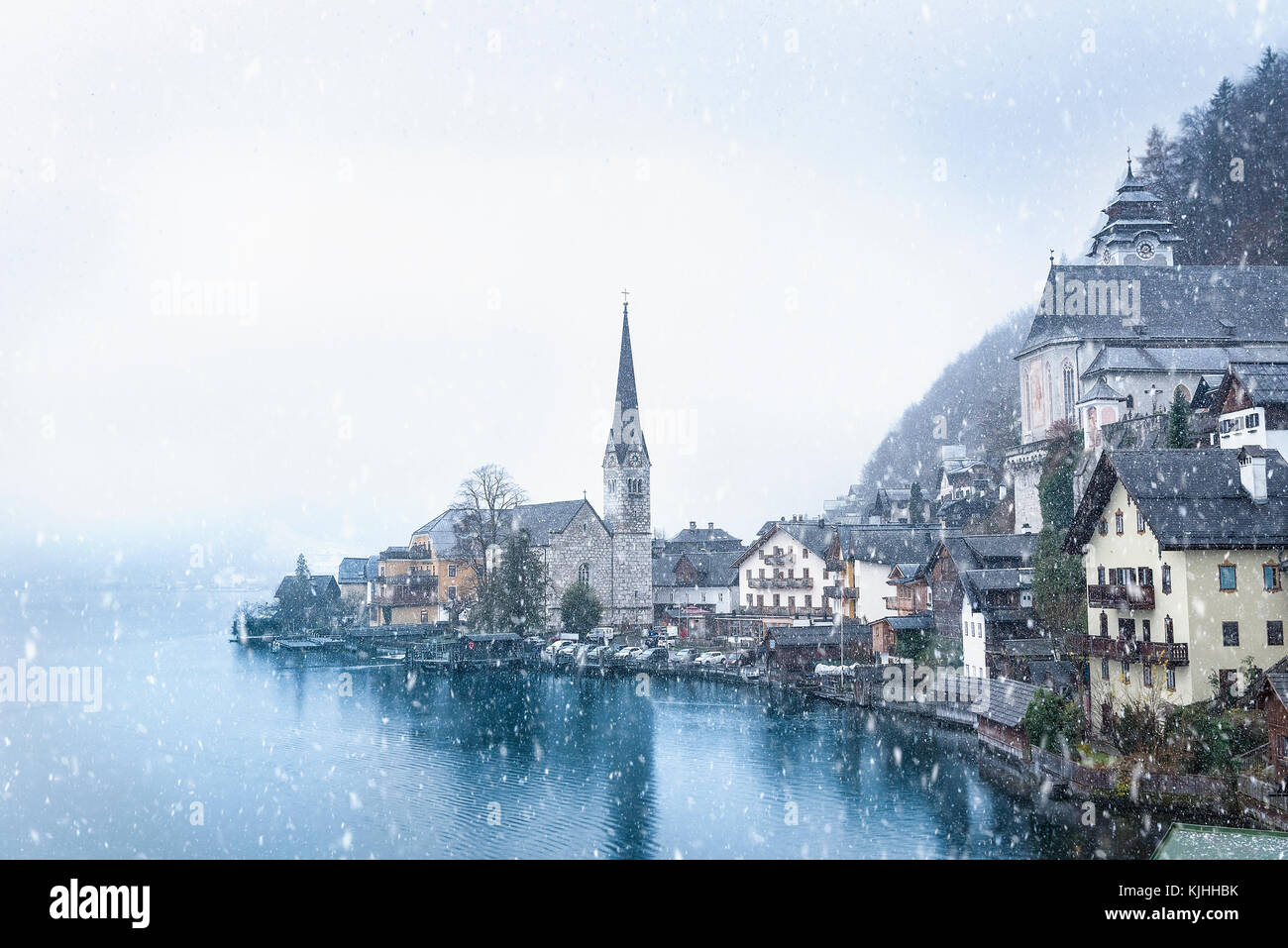 Idílica imagen de invierno con el famoso hallstatt town, uno de los sitios del patrimonio mundial en Austria, situado en la orilla de lago hallstatter Foto de stock