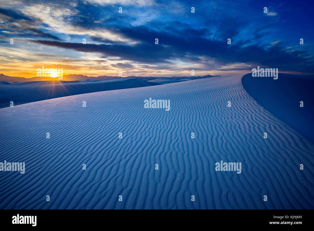 Este único y hermoso Monumento Nacional White Sands en Nuevo México.Este campo de dunas de yeso es el más grande de su tipo en el mundo. Ubicado en Southe Foto de stock