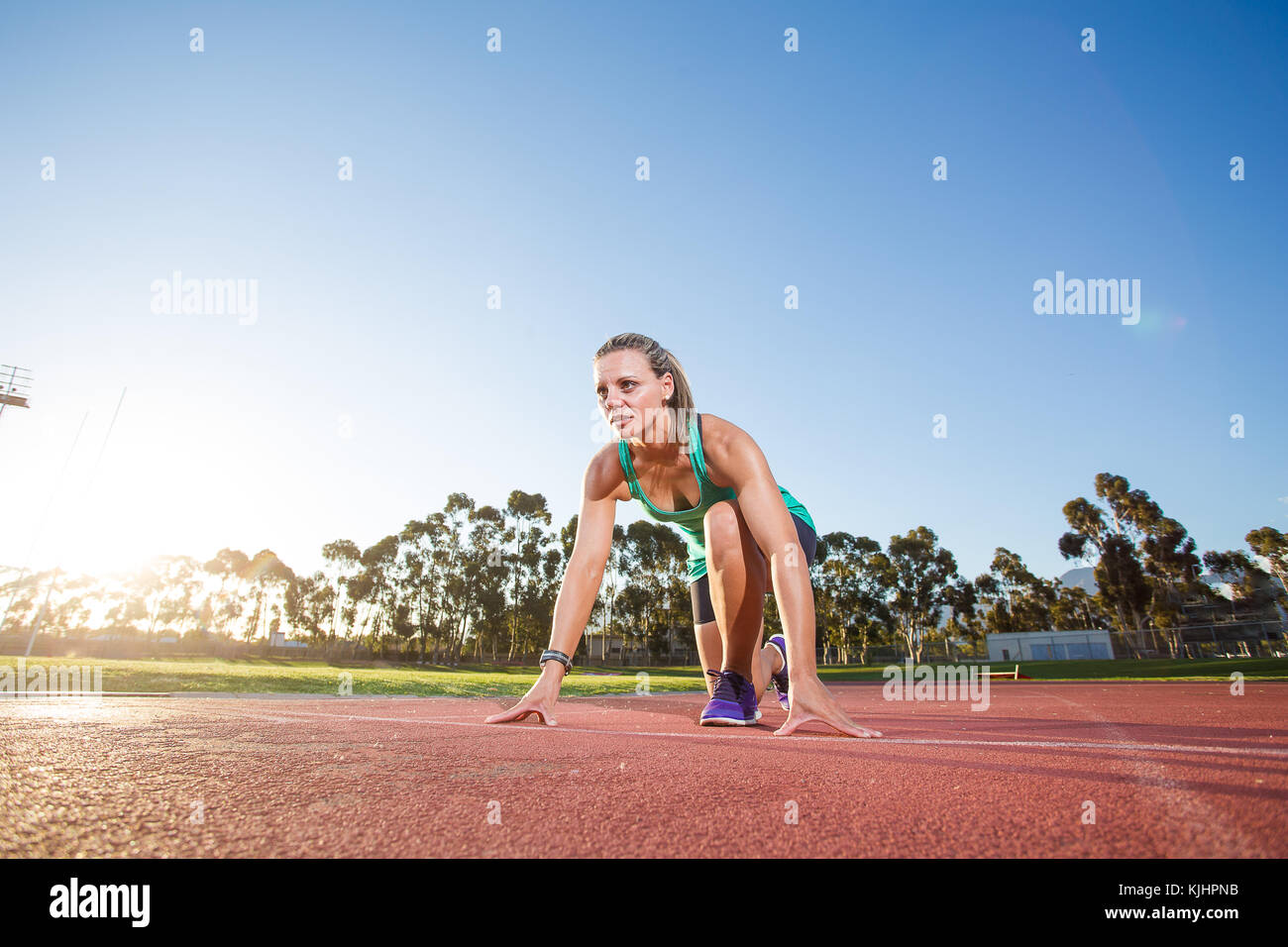 Cerrar la visión de ángulo amplio de un atleta velocista preparándose