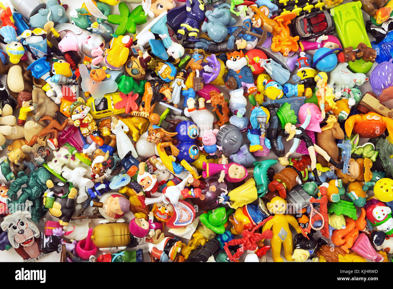 Montones de los diferentes juguetes pequeños incluyendo kinder sorpresa como fondo Foto de stock