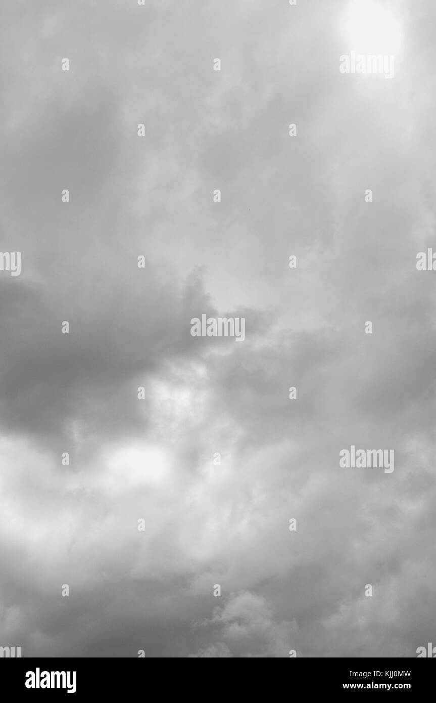 Cielo nublado en la acumulación de la temporada húmeda, Townsville, Queensland, Australia Foto de stock