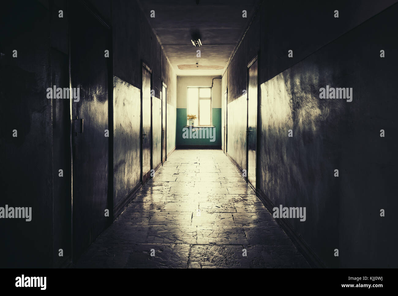 Puertas al final del pasillo fotografías e imágenes de alta resolución -  Alamy