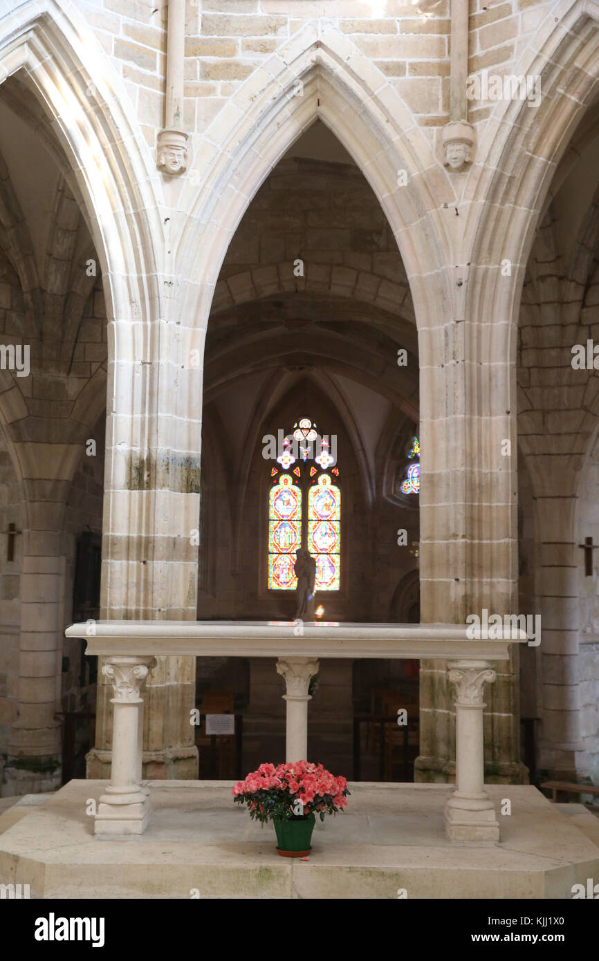 Iglesia Saint-Pere. La arquitectura gótica. El coro. Francia. Foto de stock