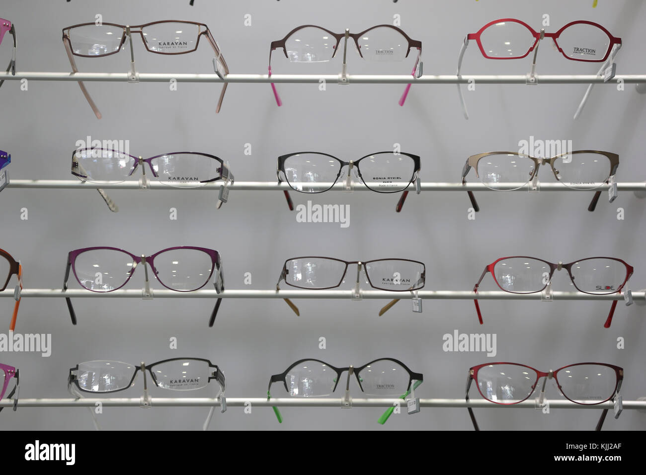 Surtido de gafas en una óptica shop. Francia. Foto de stock