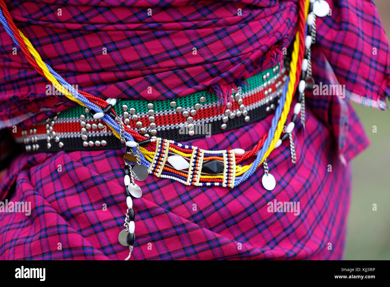Las tribus Masai joyería y ornamentación. Close-up. La reserva Masai Mara. Kenya. Foto de stock