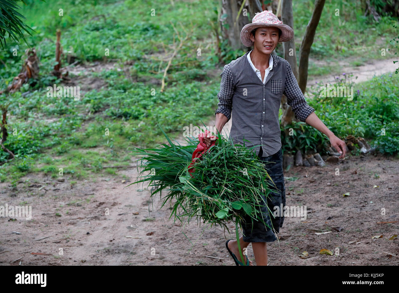 Bahnar (Ba Na) grupo étnico. Agricultor. Kon Tum. Vietnam. Foto de stock