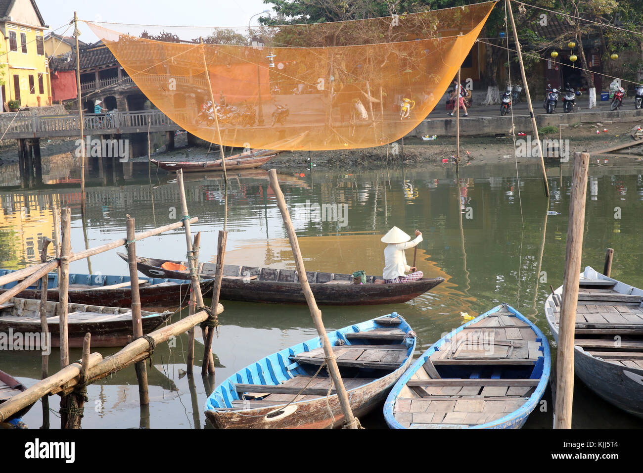Red de pesca vietnamita suspendido sobre el río Thu Bon. Hoi An. Vietnam. Foto de stock