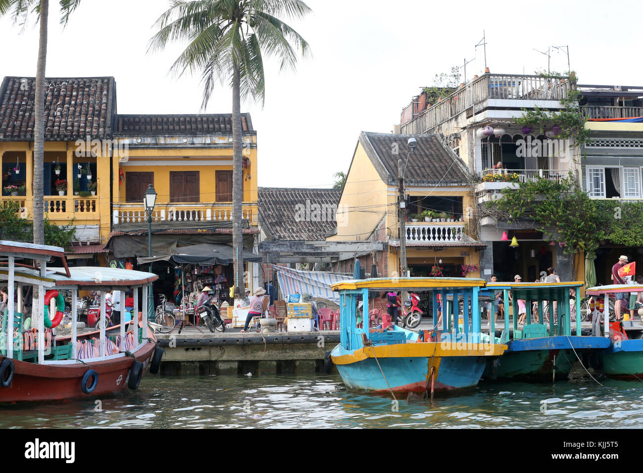 Hoi An Old Town riverfront con casas viejas y río Thu Bon. Hoi An. Vietnam. Foto de stock