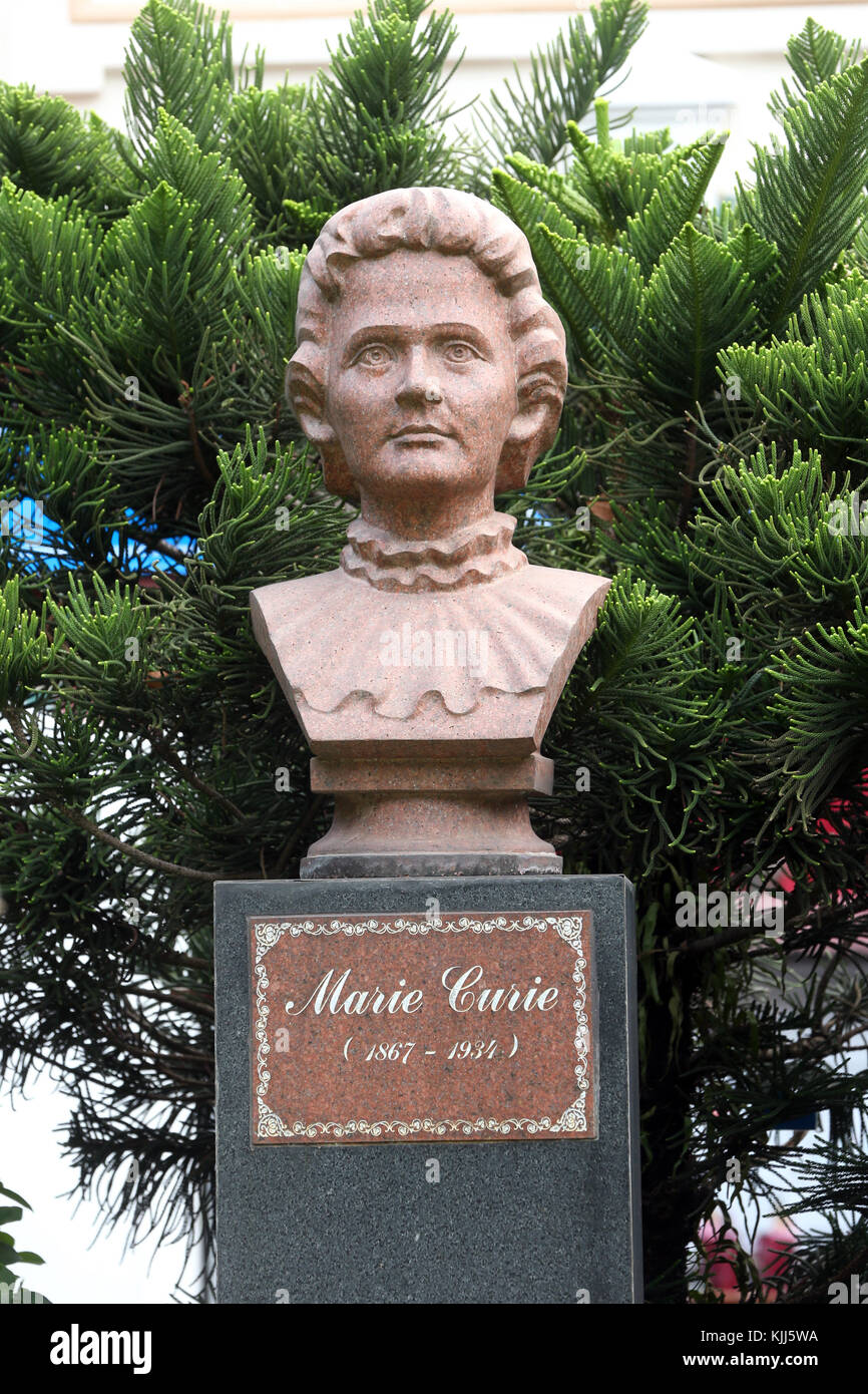 Marie Curie High School y la estatua. Ho Chi Minh City. Vietnam. Foto de stock