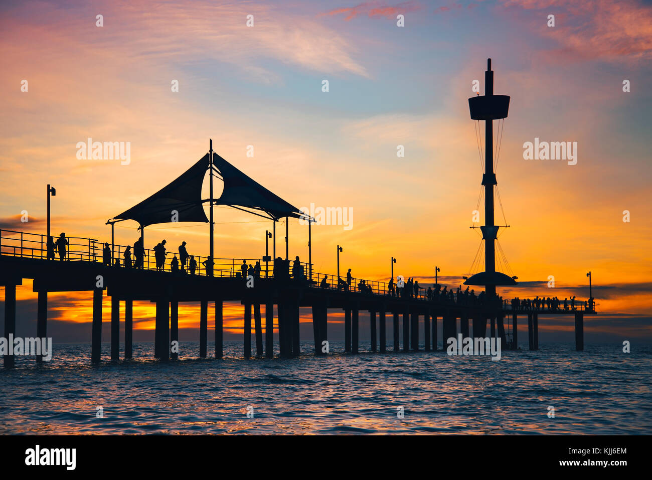Gente disfrutando del atardecer desde el embarcadero de Brighton, Australia del Sur Foto de stock
