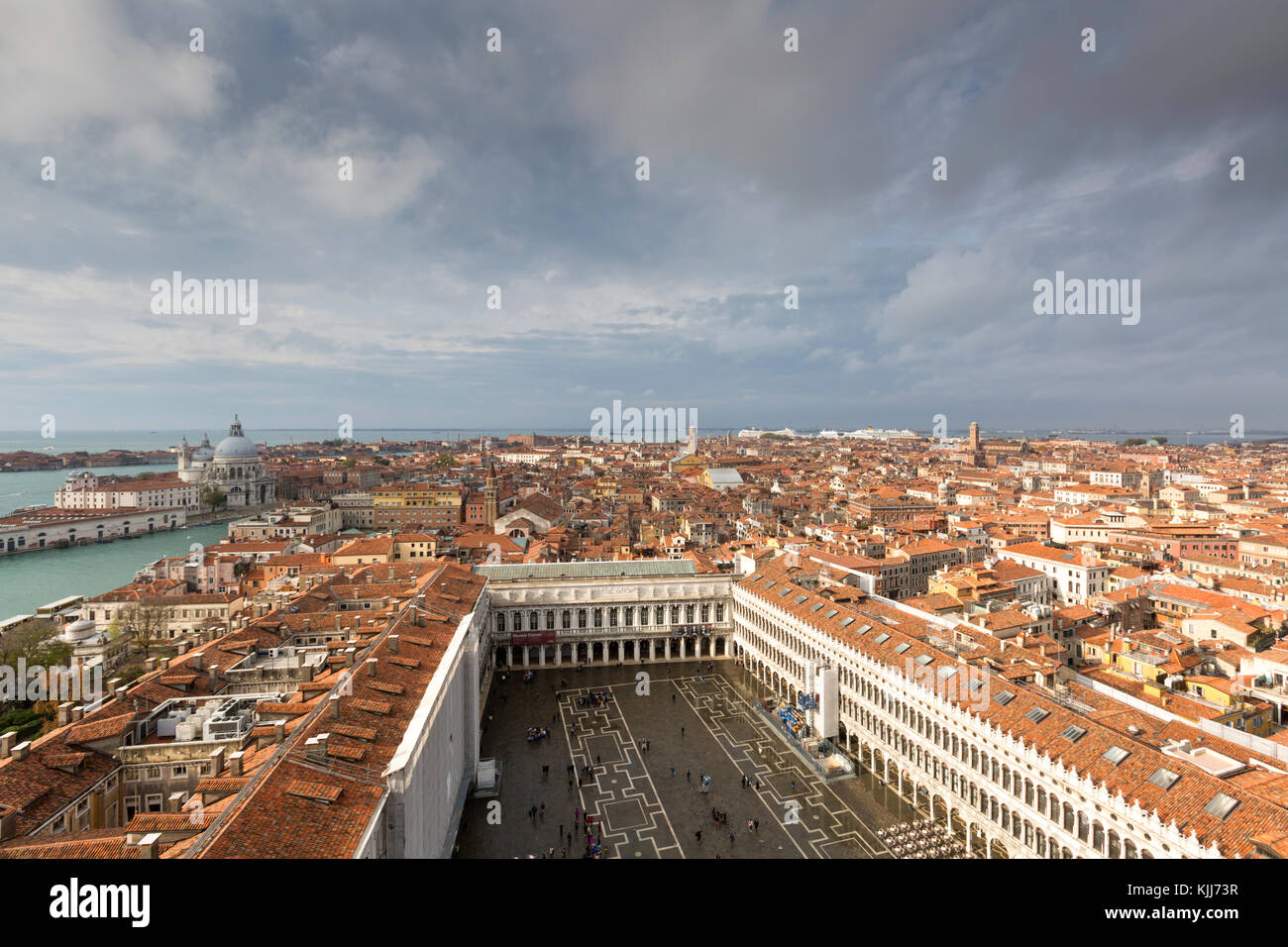 Vista desde el Campanile de la Grand Canal y Santa Maria della Salute mirando al oeste, Venecia, Italia Foto de stock