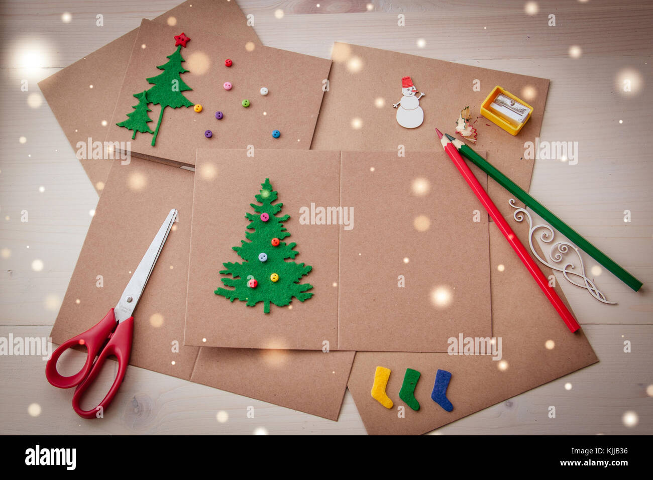 La de tarjetas de Navidad artesanales. Sentí, tijeras, botones, árbol de el desguace de laicos plana Fotografía de stock Alamy