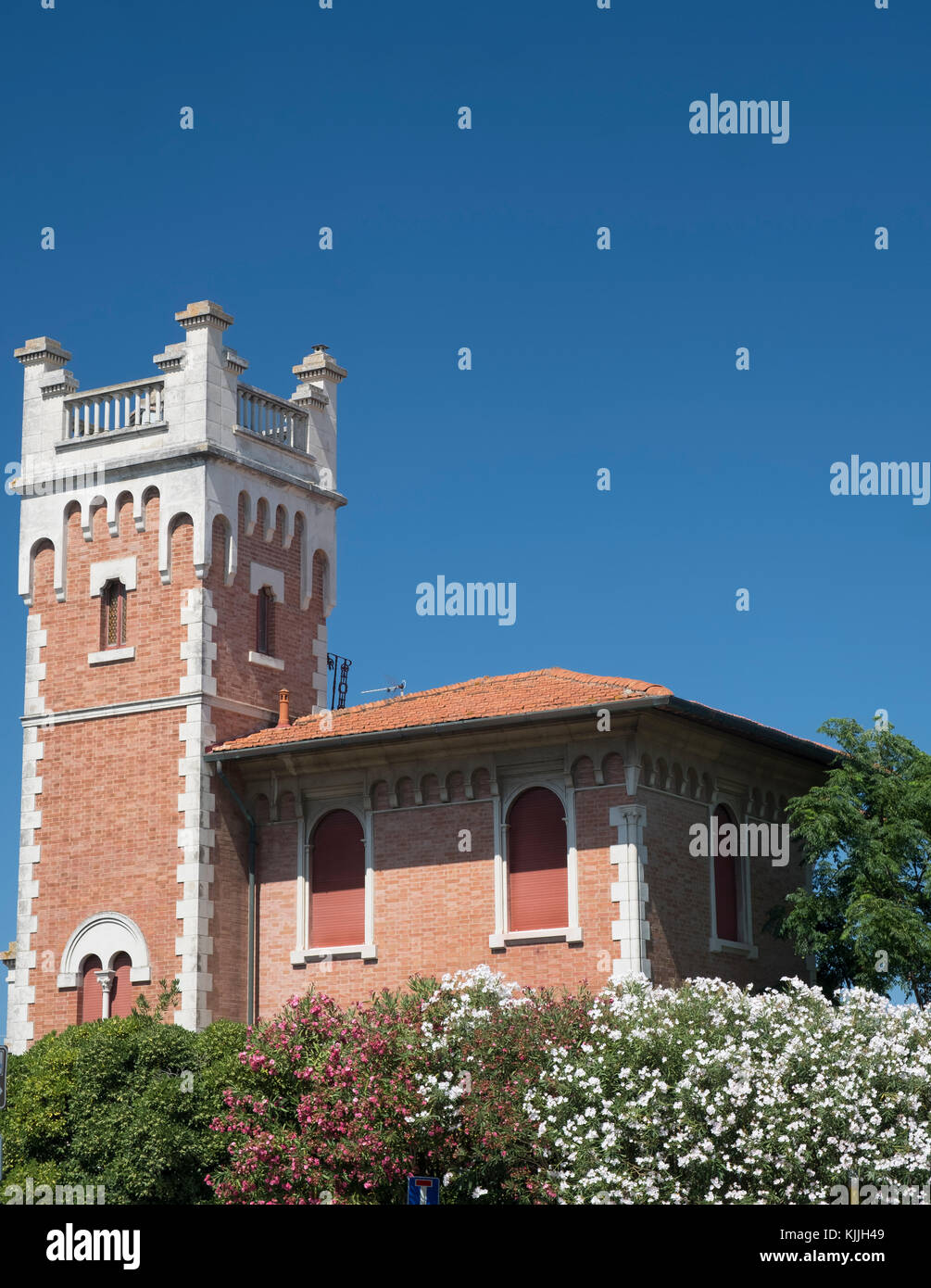 Porto potenza picena (Macerata, marchas, Italia): Impar casa antigua con  torre y florido jardín Fotografía de stock - Alamy