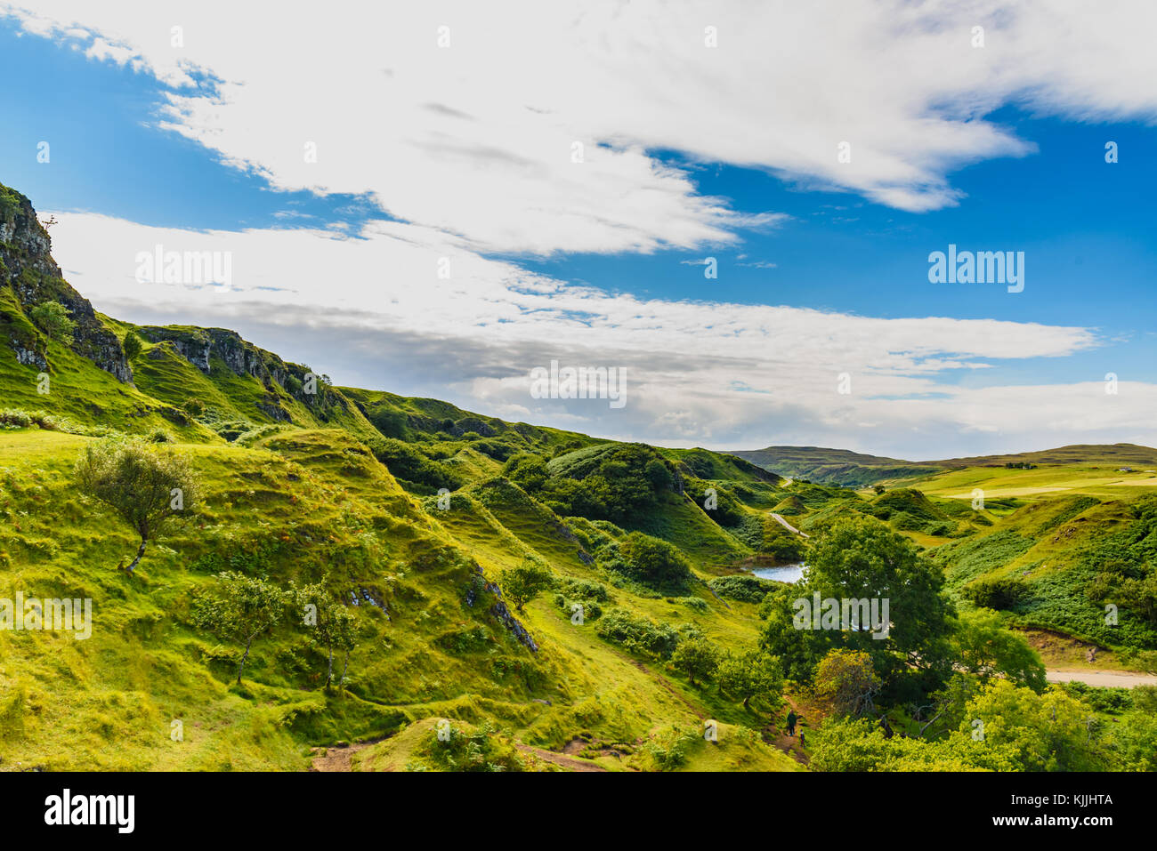 El verde de la naturaleza de la mística Fairy Glen en la isla de Skye, Escocia Foto de stock