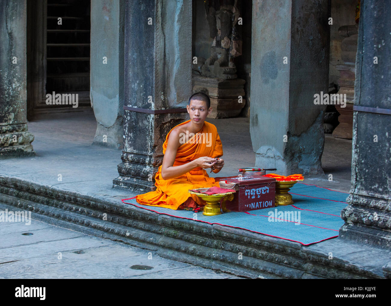 Budhist monje en el templo de Angkor Wat en Siem Reap, Camboya Foto de stock