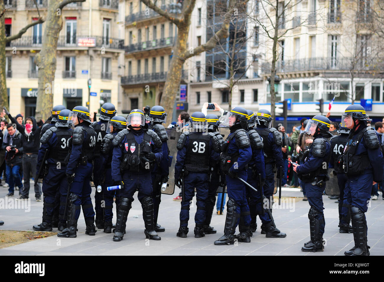 La policía antidisturbios en París. Francia. Foto de stock