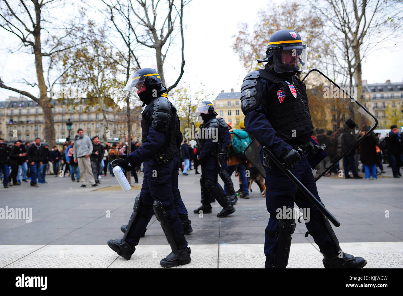 La policía antidisturbios en París. Francia. Foto de stock