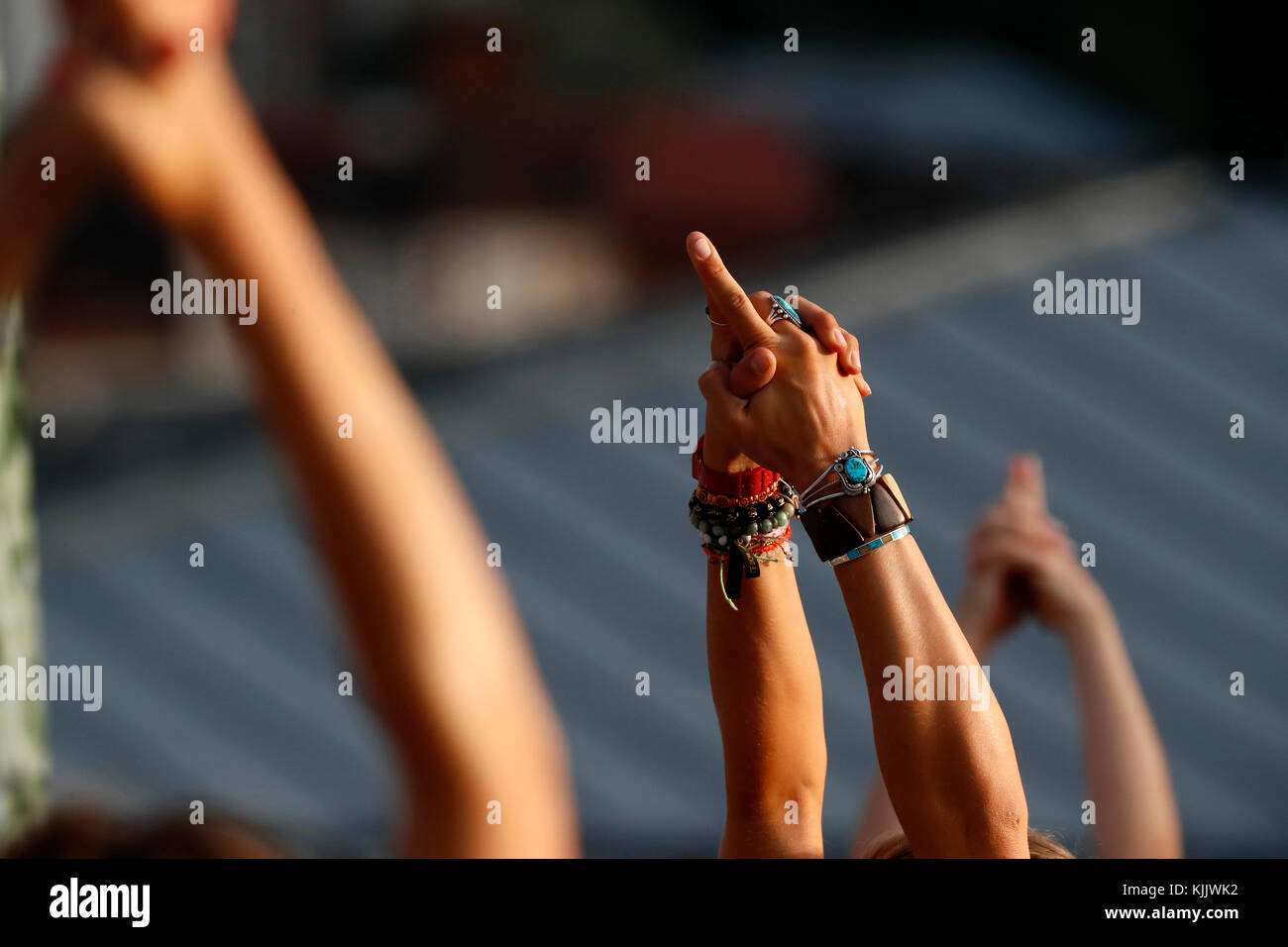 Gran clase de yoga strecthing brazos arriba. Close-up. Saint-Gervais Mont-Blanc. Francia. Foto de stock
