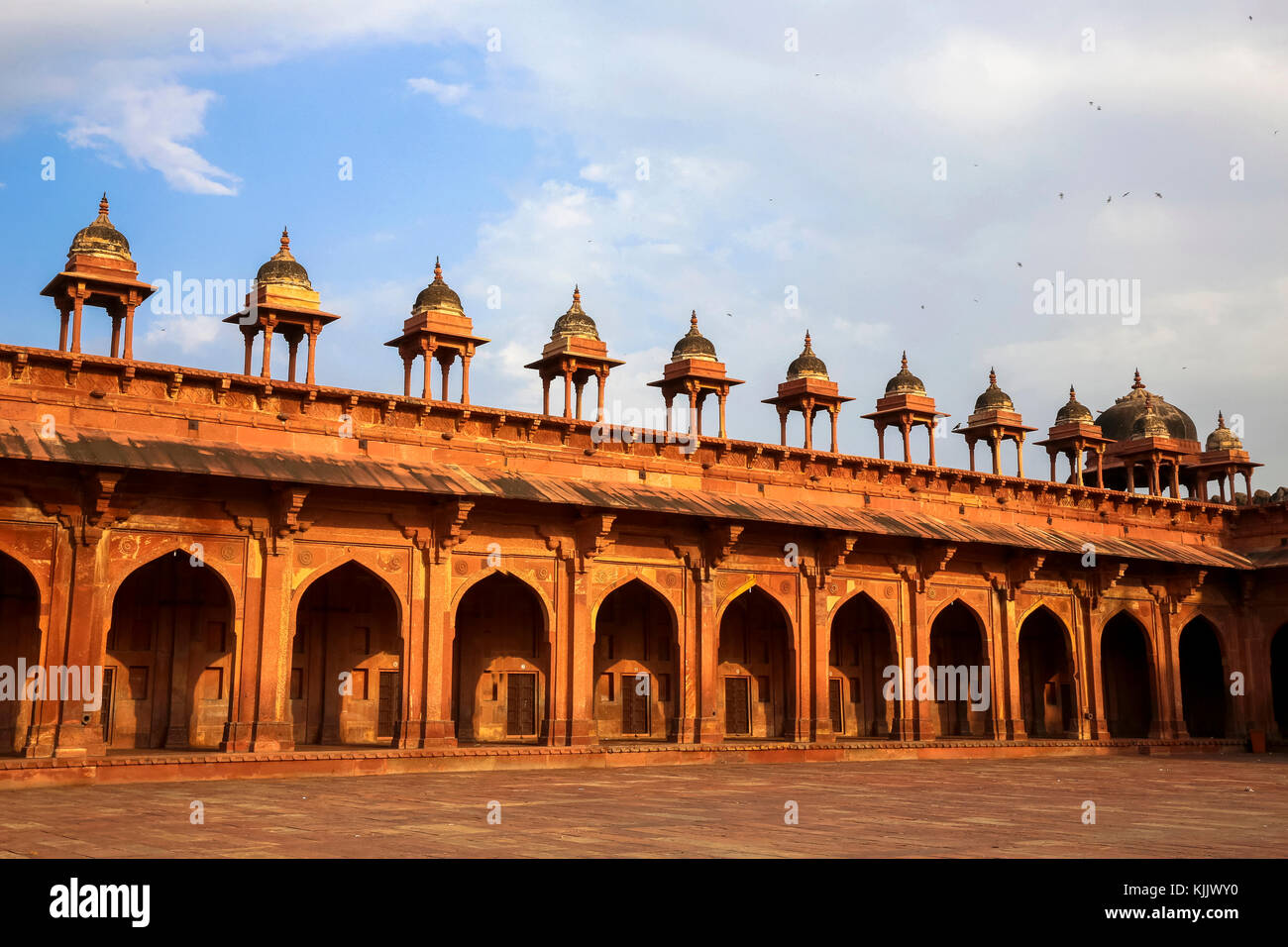 Fatehpur Sikri, fundada en 1569 por el emperador Akbar de Mughal, sirvió como capital del imperio mogol desde 1571 hasta 1585. Muro circundante de la Ja Foto de stock