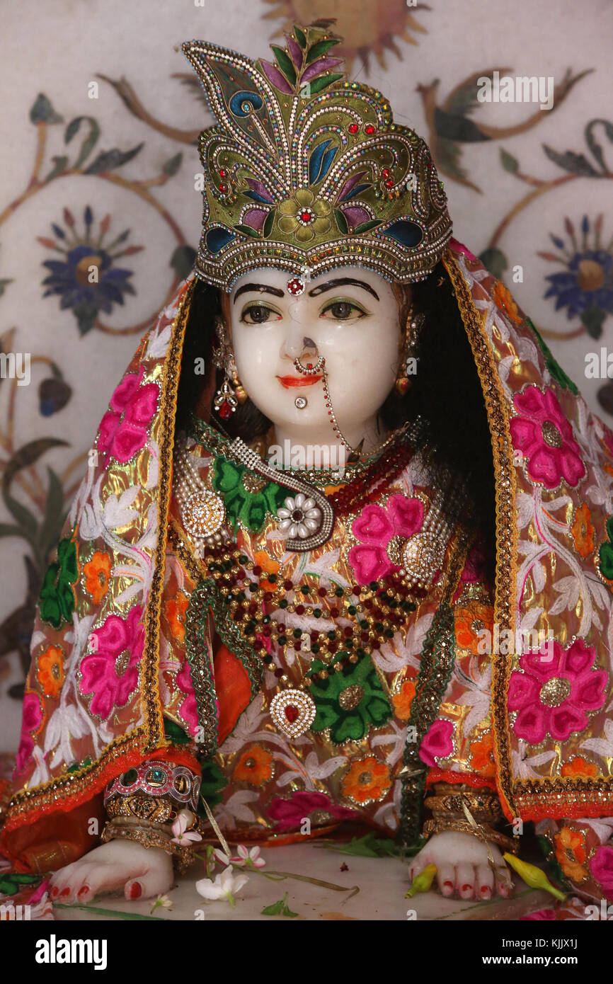 Templo hindú murthi (estatua) representando a Radha. La India. Foto de stock