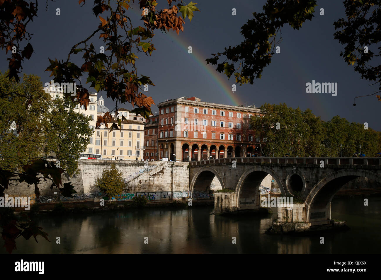 Arco iris sobre el puente Sisto, Roma. Italia. Foto de stock