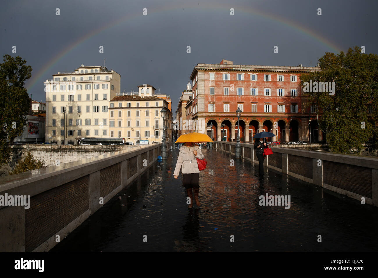 Arco iris sobre el puente Sisto, Roma. Italia. Foto de stock