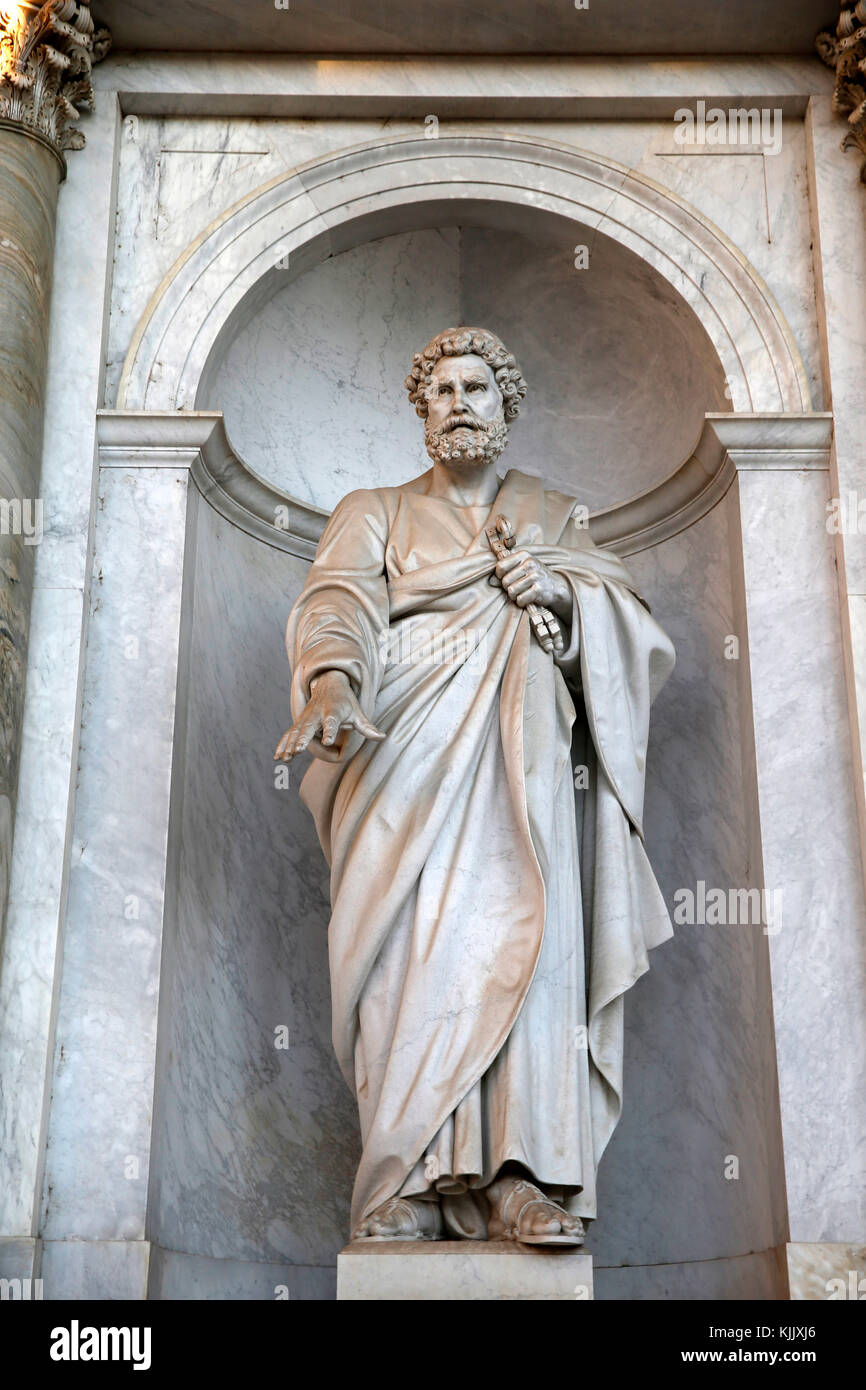San Pablo extramuros", la Iglesia de Roma. La estatua de San Pedro. Italia. Foto de stock