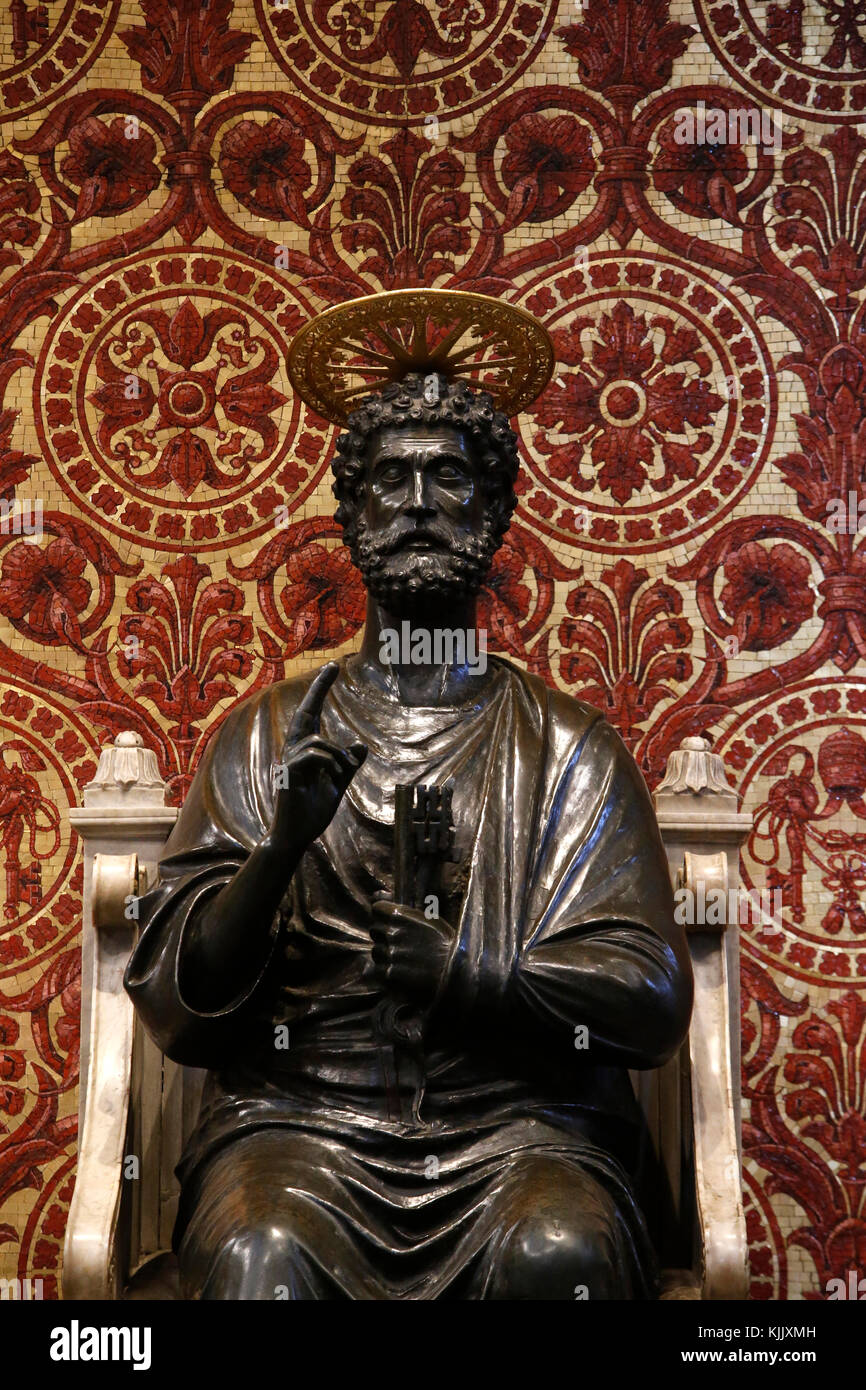 La estatua de San Pedro, en la basílica de San Pedro, en Roma. Italia. Foto de stock