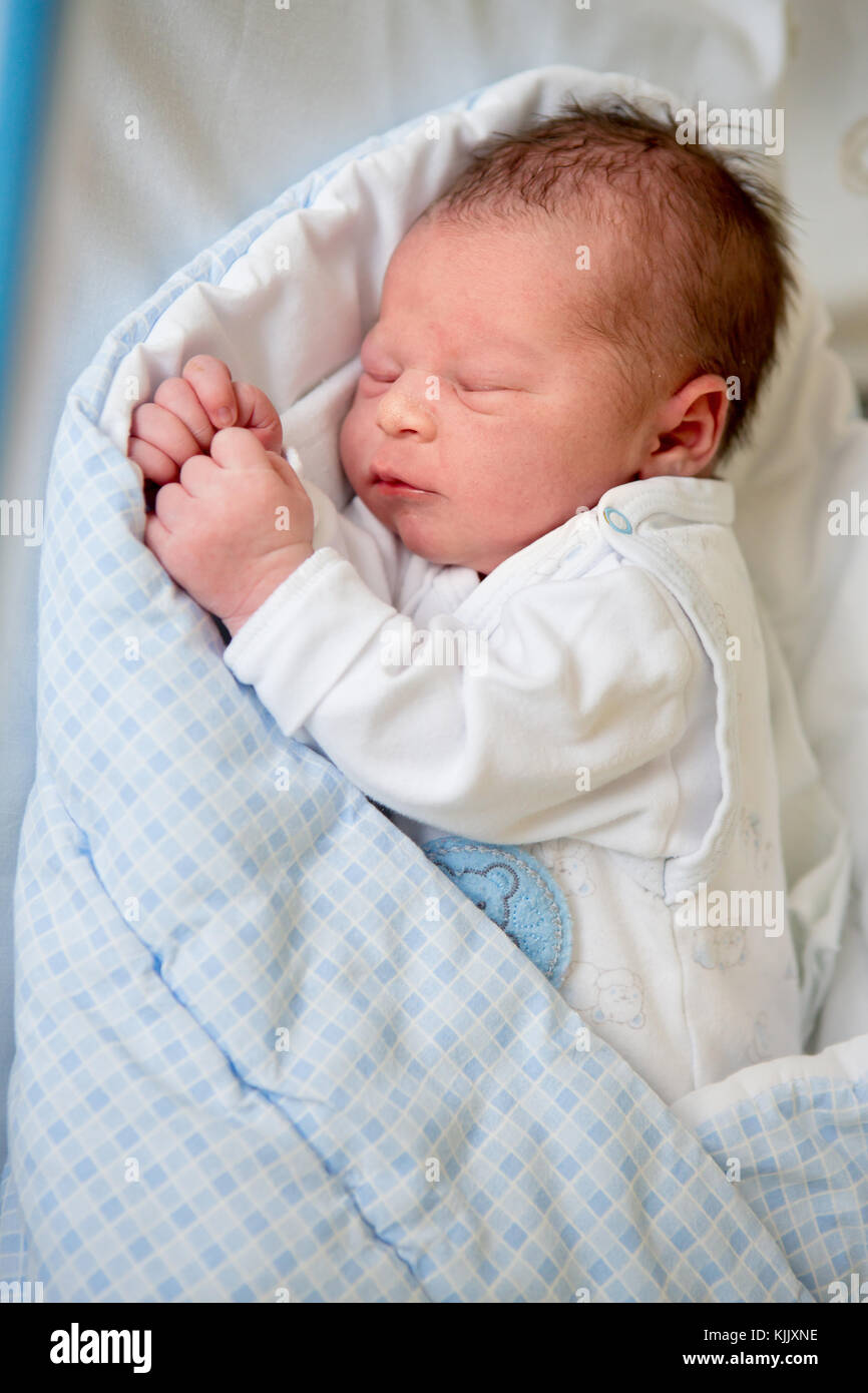 Peladura Cooperativa Escribir Hermoso bebé varón recién nacido en el pesebre, sentando en el hospital  prenatal Fotografía de stock - Alamy