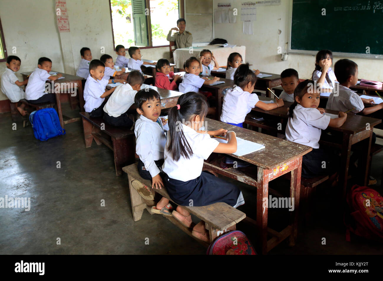 La escuela elemental. Escolares en el aula. Laos. Foto de stock