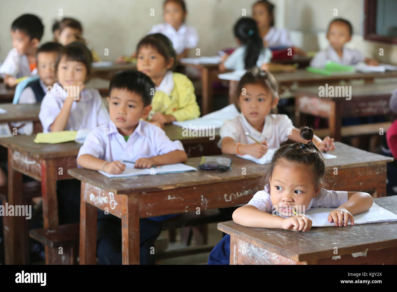 La escuela elemental. Escolares en el aula. Laos. Foto de stock