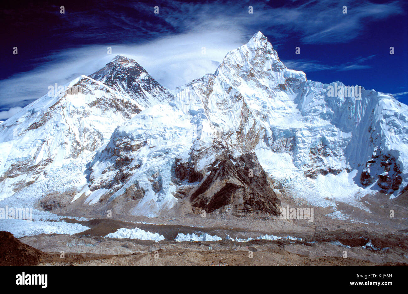 Rutas de senderismo que conduce hasta el campamento base del Everest. Solucion de Khumbu. Nepal. Foto de stock