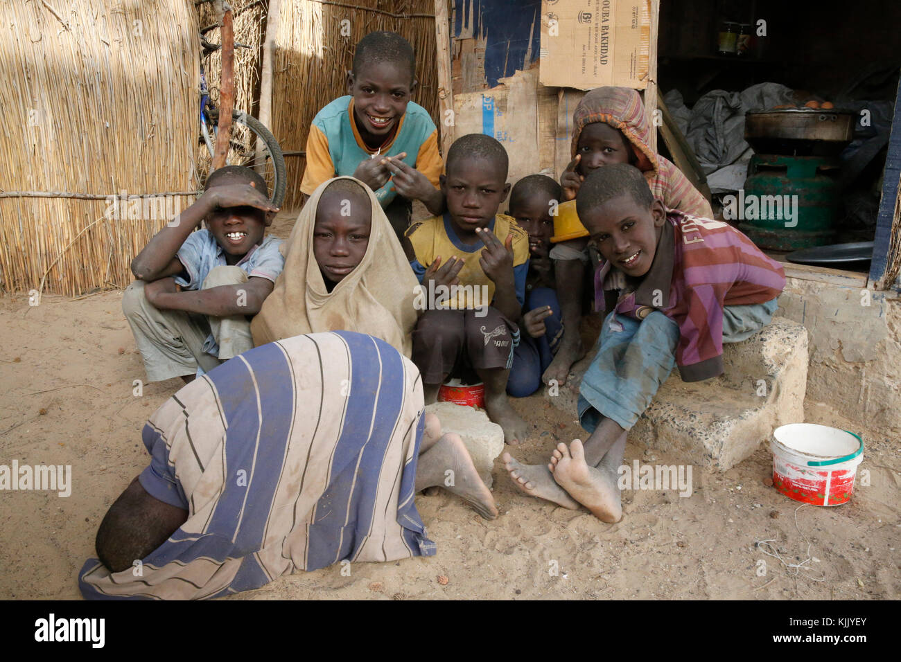 Talibes en Saint Louis (niños que viven y estudian en las escuelas islámicas y mendigar en las calles). Senegal. Foto de stock