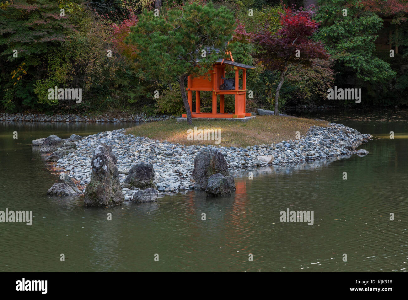 Joruri-ji se encuentra idealmente ubicado en las colinas de Nara y la única existente era Heian Amida Hall con nueve imágenes de amida y los nueve niveles de Foto de stock